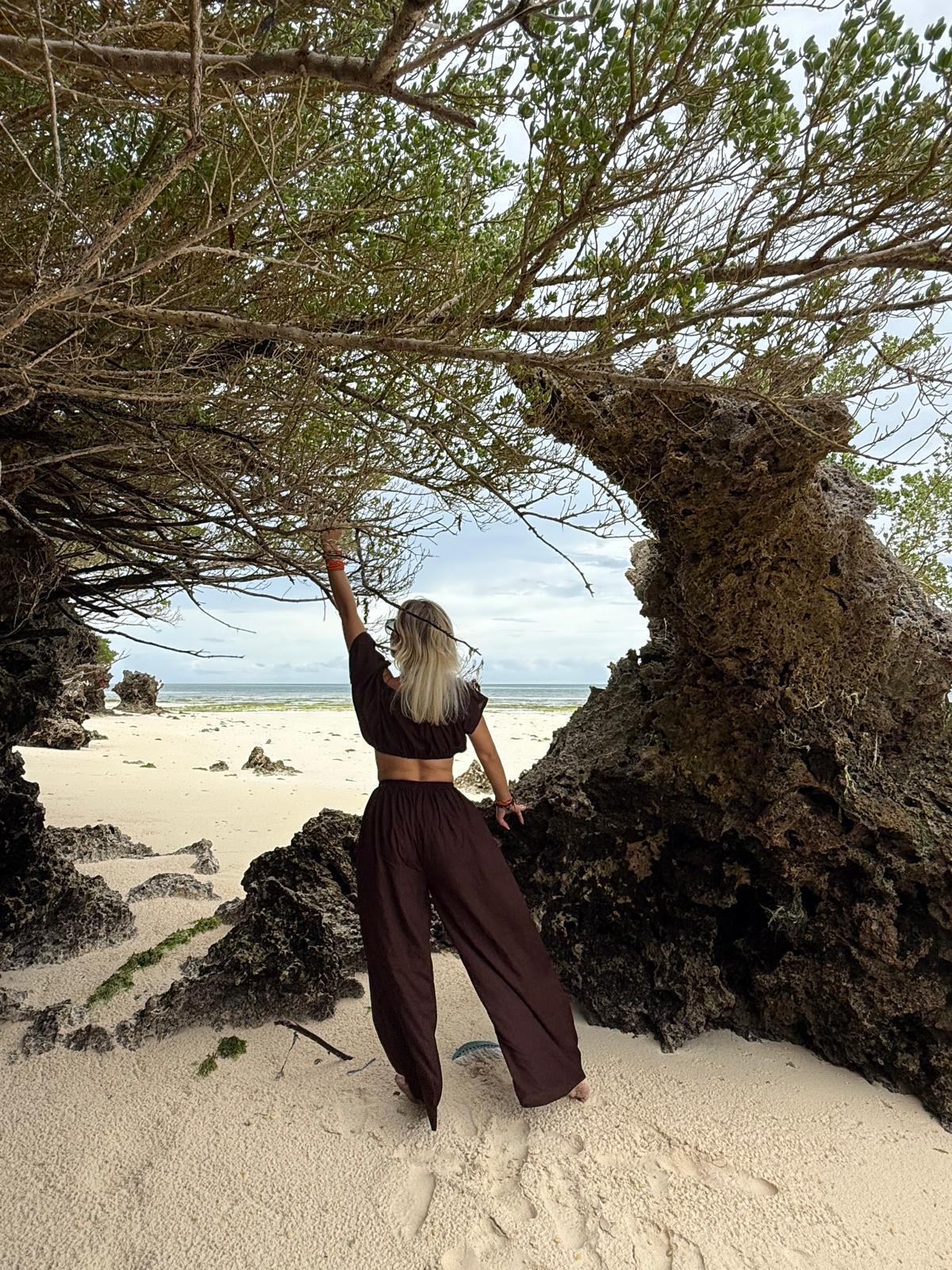 Bluzka i spodnie z odkrytymi ramionami w kolorze ciemnej czekolady