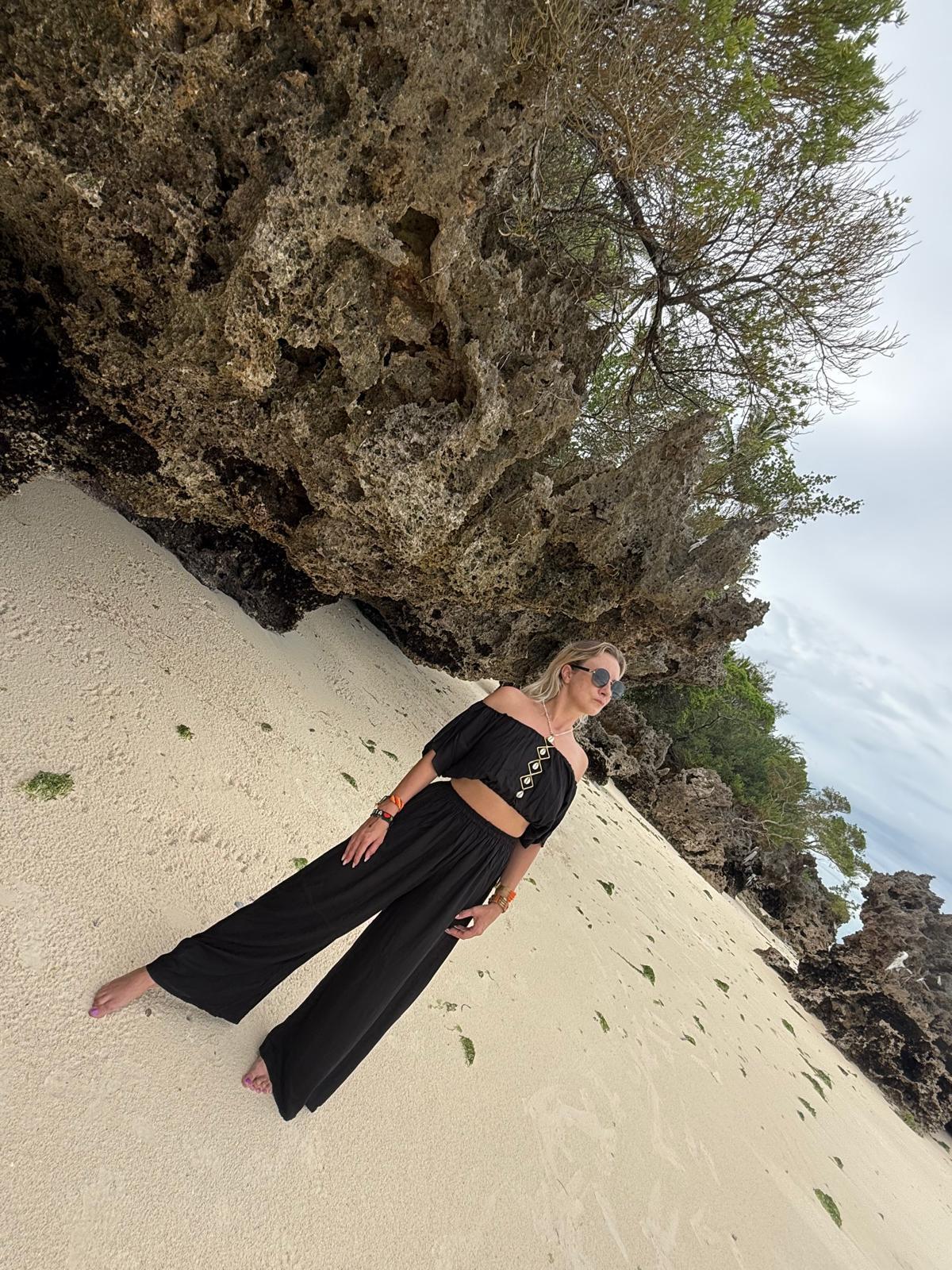 Bluzka i spodnie z odkrytymi ramionami w kolorze czarnym