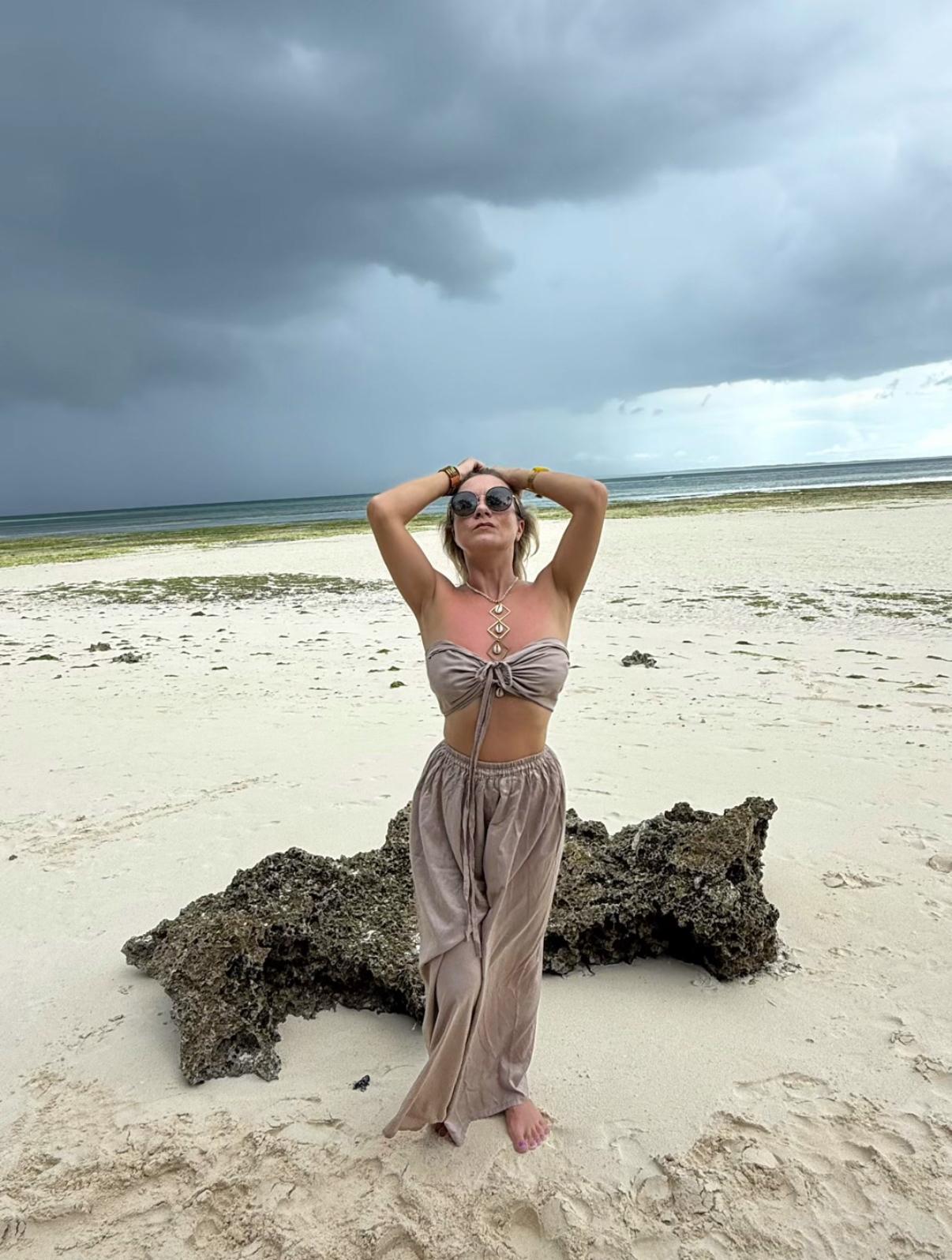 Bluzka i spodnie w kolorze beżowym