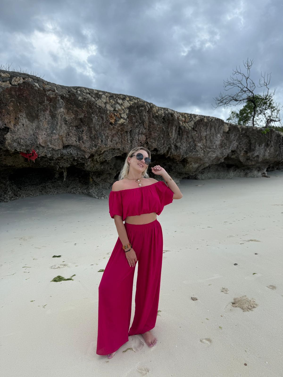 Bluzka z odkrytymi ramionami i spodnie w kolorze intensywnego różu