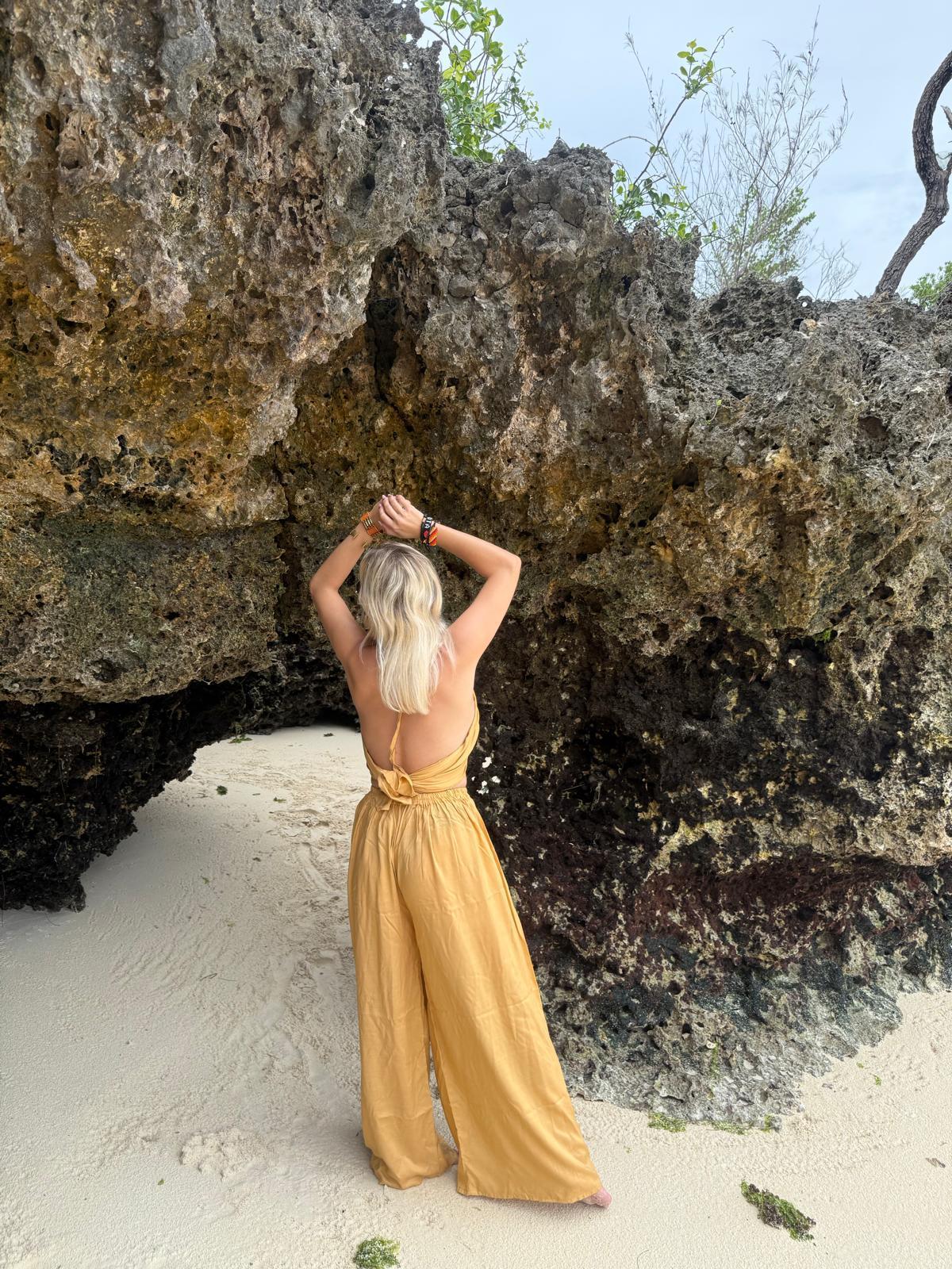 Top i spodnie z wiązaniem migdałowym