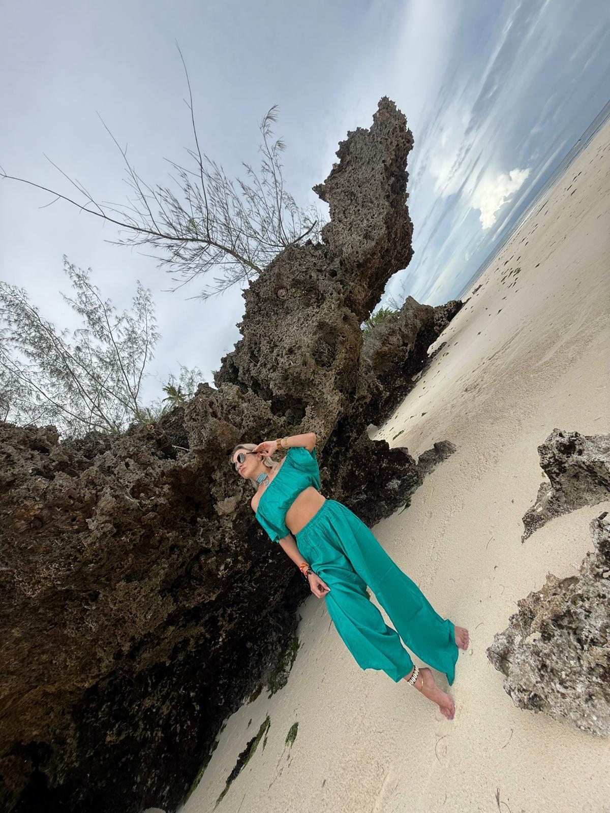 Top i spodnie z odkrytymi ramionami w kolorze turkusowym