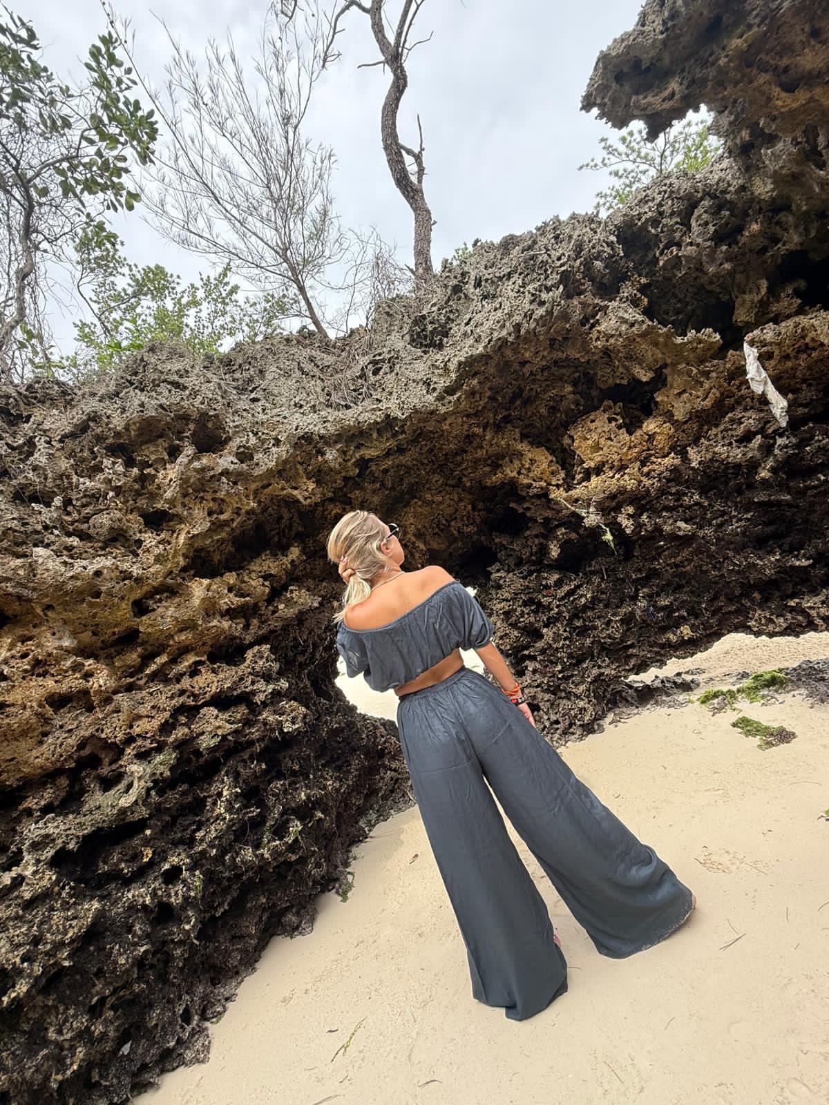 Bluzka i spodnie z odkrytymi ramionami w kolorze szarym